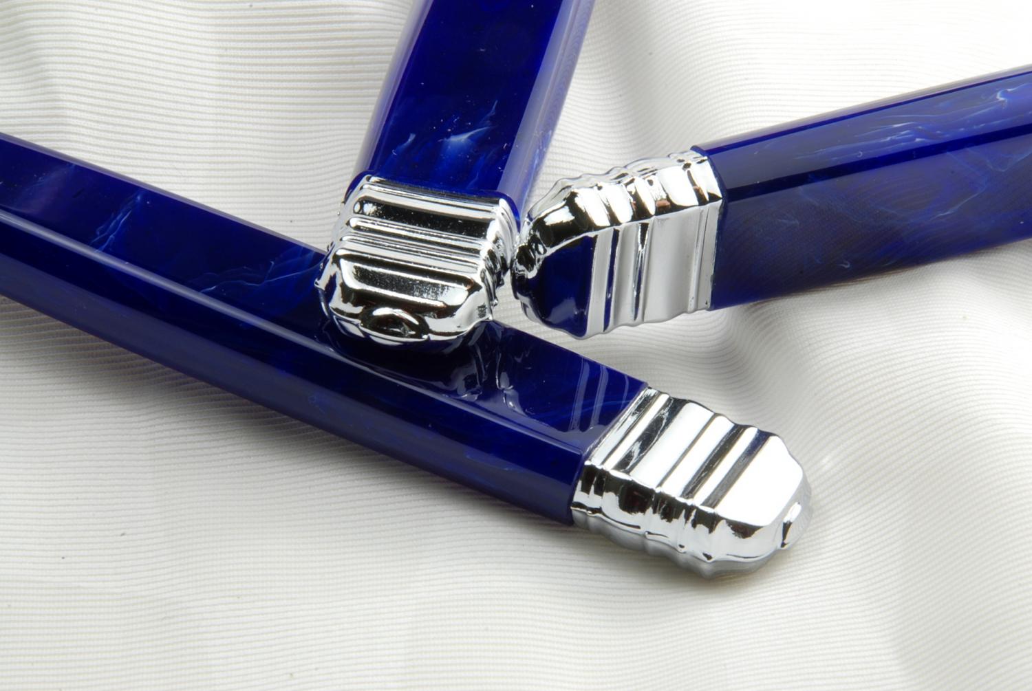 MODELE EMPIRE
manche plexi couleur lapis lazuli 
garniture chroméé